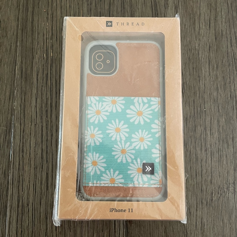 iPhone 11 Thread Wallets Daisy Leather Cell Phone Case • NWT 🌻
